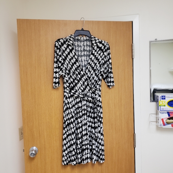 Studio one, black & white faux wrap slinky soft knee length dress, 12 - Picture 13 of 16